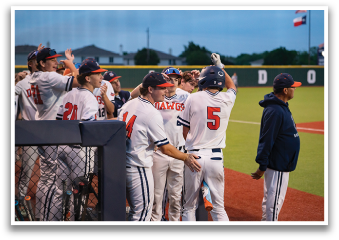 Baseball players on a field with one player pointing. Contenido generado con IA