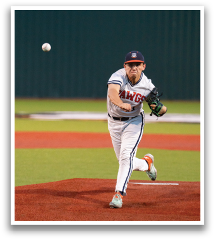 A baseball player in a white uniform is pitching a ball on a field. Contenido generado con IA