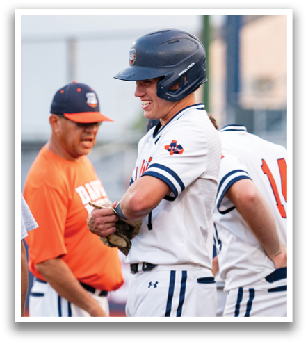 A baseball player wearing a blue helmet and a white jersey is smiling. Contenido generado con IA