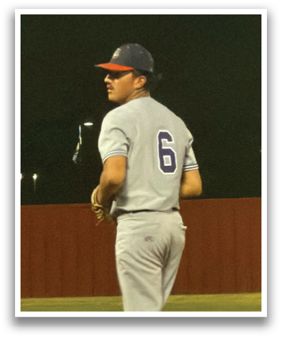A baseball player in a grey uniform stands on the pitcher's mound, holding a baseball glove. Contenido generado con IA