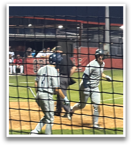 A baseball game is in progress with a batter at home plate, a catcher, and an umpire. The batter is holding a bat and preparing to swing. Contenido generado con IA