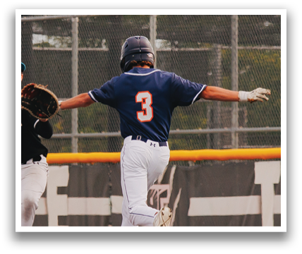 A baseball player is running towards home plate while another player is trying to catch the ball. Contenido generado con IA