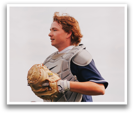 A baseball player wearing a helmet and holding a mitt. Contenido generado con IA