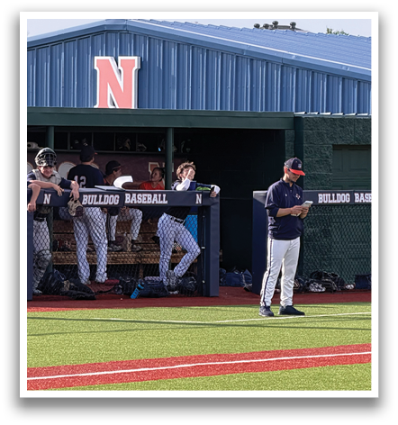 Baseball players in a dugout, one of them holding a bat. Contenido generado con IA