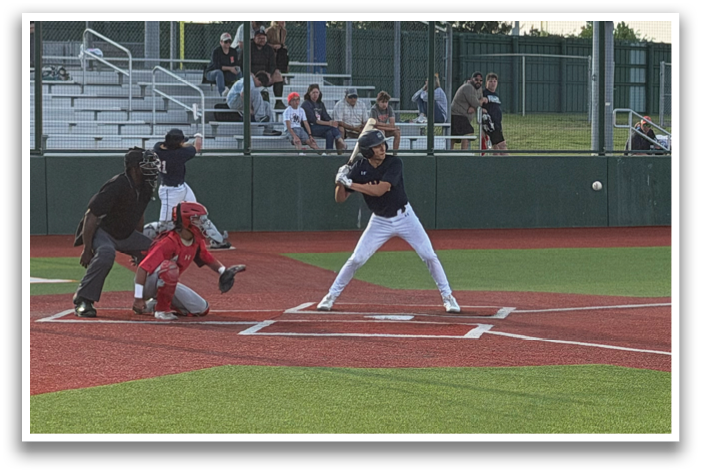 A baseball game is in progress with a batter, catcher, and umpire. The batter is swinging at a pitched ball. Contenido generado con IA