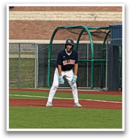 A baseball game is taking place on a field with players in uniforms. Contenido generado con IA