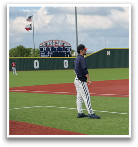 A baseball game is taking place on a field with a batter, catcher, and umpire. Contenido generado con IA