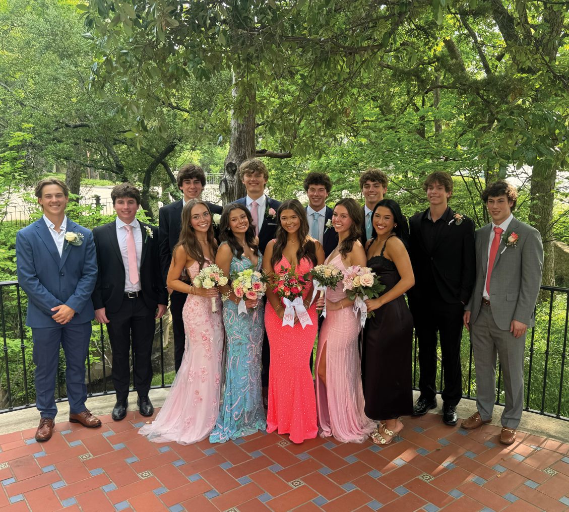 Four young men in suits and ties pose for a picture. Contenido generado con IA