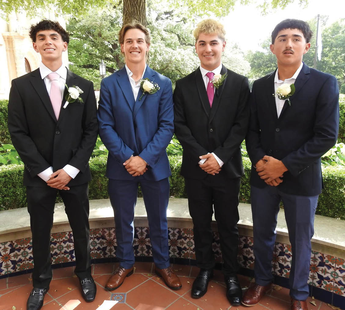Four young men in suits and ties pose for a picture. Contenido generado con IA