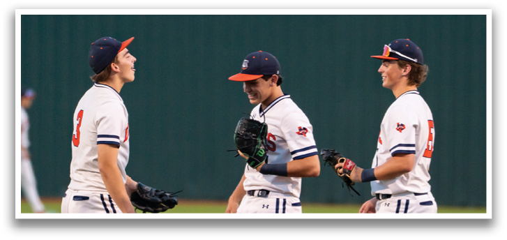Three baseball players are standing on a field, talking and laughing together. Contenido generado con IA