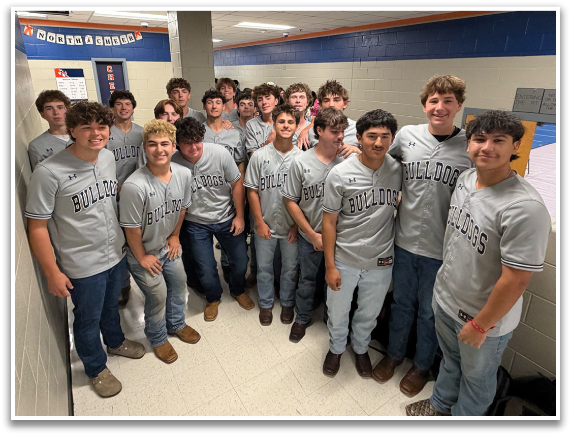 A group of young men wearing grey shirts and jeans pose for a picture in a hallway. Contenido generado con IA