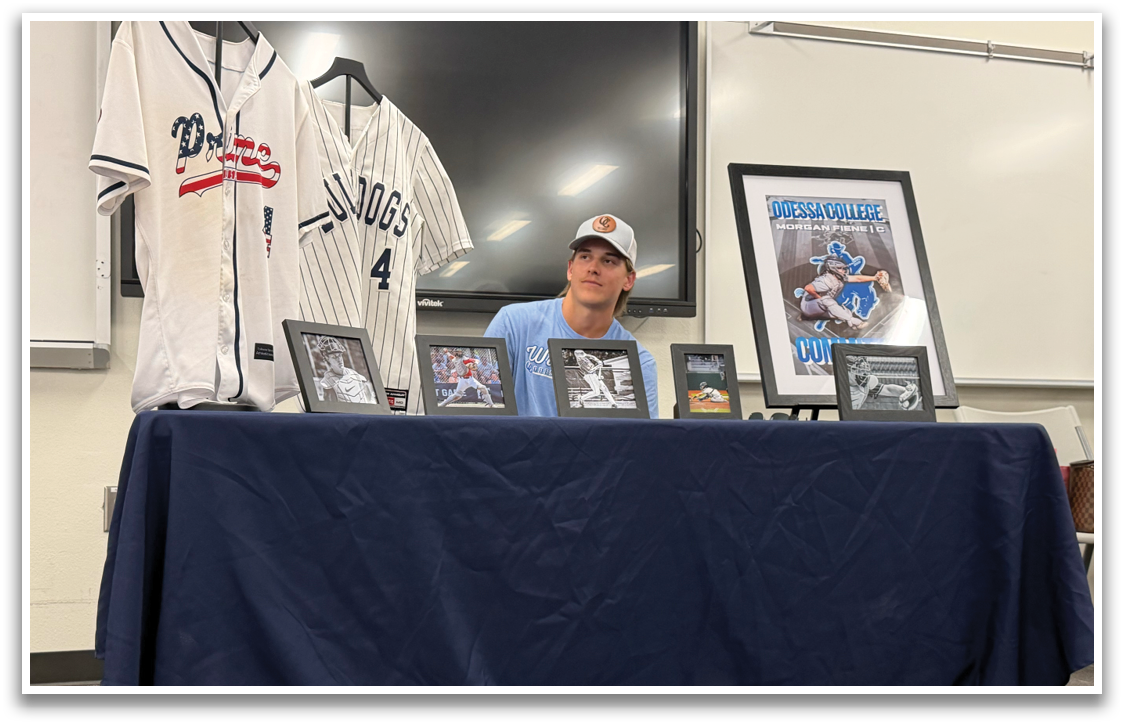 A man stands in front of a table with a baseball jersey and photos. Contenido generado con IA