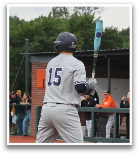 A baseball player is at bat, holding a bat and waiting for the pitch. The catcher is ready to catch the ball, and the umpire is behind the catcher. There are several other people in the scene, some of whom are standing and some of whom are sitting. Contenido generado con IA