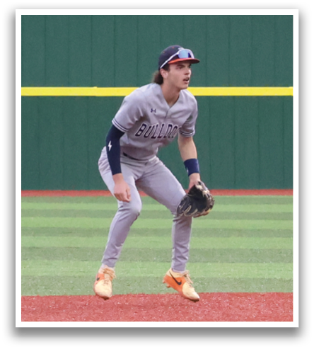 Two baseball players are on the field, one running towards the base while the other is standing in the outfield. Contenido generado con IA