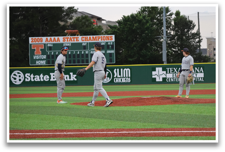 Baseball players on a field, one is a pitcher, one is a batter, and one is a catcher. Contenido generado con IA