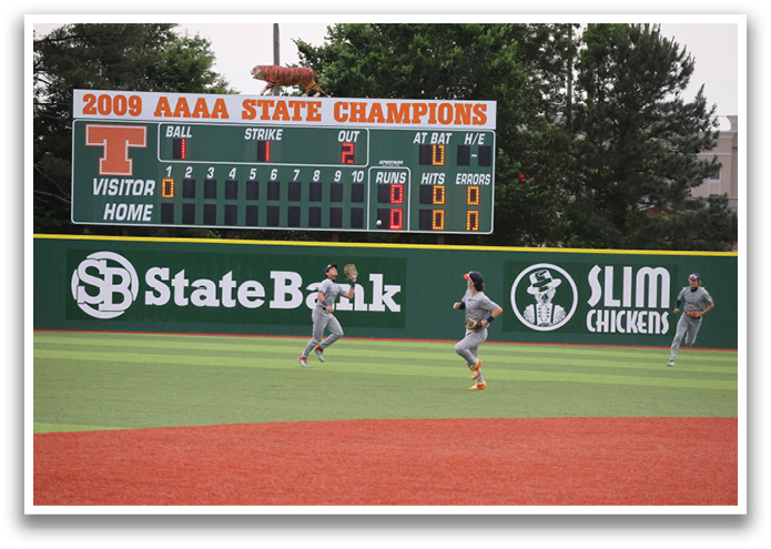 Three baseball players running on a field. Contenido generado con IA