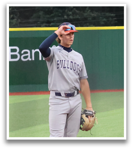 A baseball player is standing on the field, holding a baseball glove. Contenido generado con IA