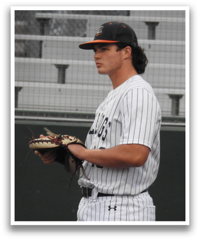 A baseball player in a white and black uniform stands on a field holding a catcher's mitt. Contenido generado con IA