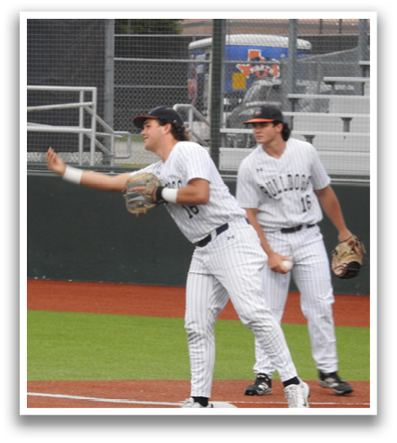 Two baseball players on a field, one catching a ball and the other ready to run. Contenido generado con IA