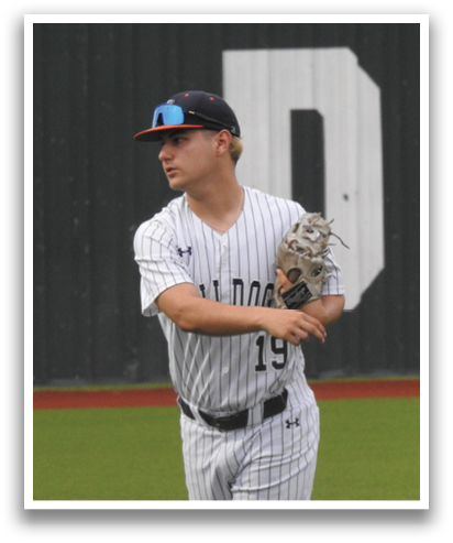 A baseball player wearing a blue cap and a grey shirt is holding a baseball glove and preparing to throw the ball. Contenido generado con IA