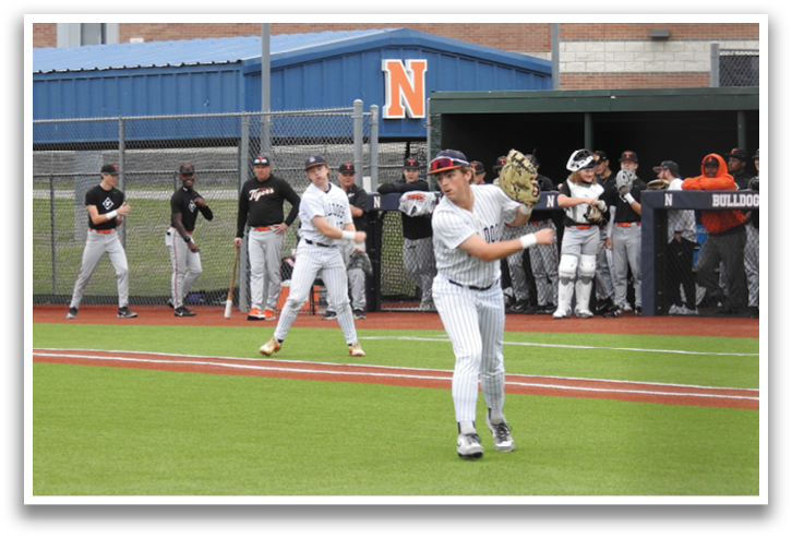 A baseball player in a white uniform is throwing a ball on a field. Contenido generado con IA