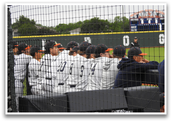 Baseball players sitting on a bench, some with their hands on their chins. Contenido generado con IA