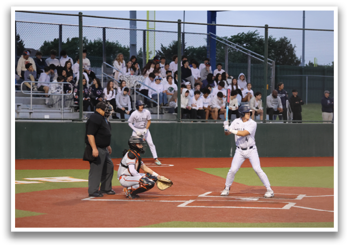 Baseball players on a field with one player pointing. Contenido generado con IA