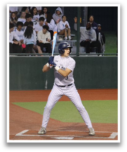 A baseball player is at bat, holding a bat and preparing to swing. Contenido generado con IA
