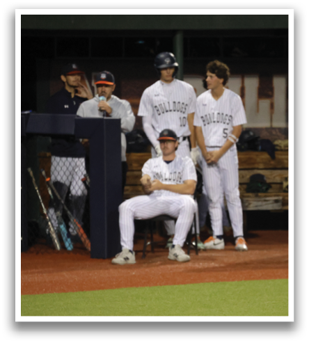Baseball players sitting on bench. Contenido generado con IA