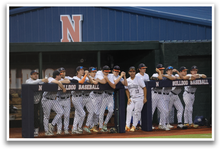 Baseball players from the Northwest Bulldogs team are lined up on the field, getting ready for the game. Contenido generado con IA