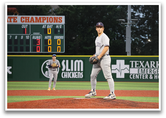 A baseball pitcher is on the mound, wearing a grey uniform and a black glove. He is about to throw the ball. Contenido generado con IA