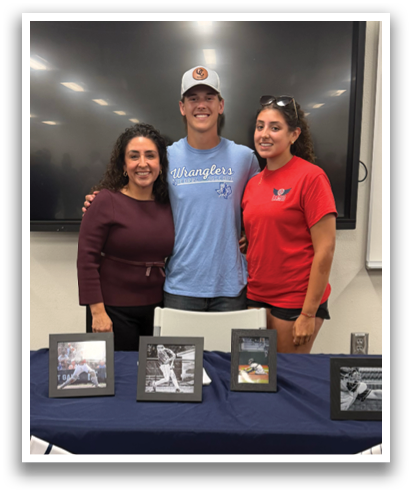 Three people pose with jerseys in front of a table displaying photos and a framed jersey. Contenido generado con IA