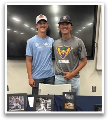 Two men pose in front of a table with a baseball jersey and a framed item. Contenido generado con IA
