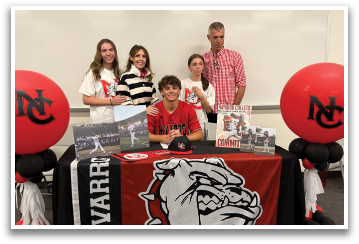 A group of people are standing in front of a table with a red and black banner. Contenido generado con IA