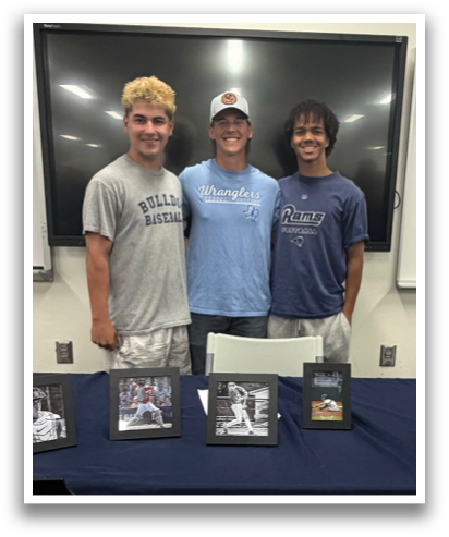 Three men pose in front of a table with baseball jerseys on it. Contenido generado con IA
