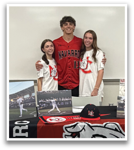 Three people are standing in front of a table with a banner and a baseball hat. Contenido generado con IA