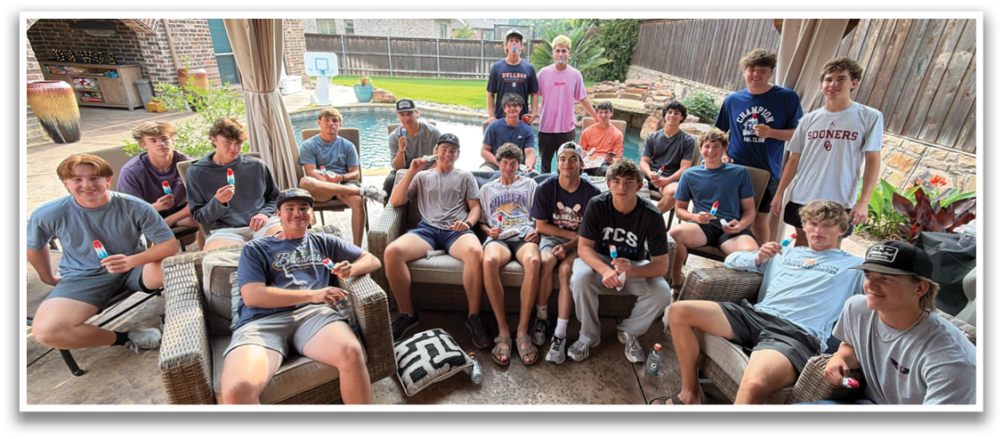 A group of young men are sitting on a couch and a bench in a backyard. They are holding drinks and enjoying their time together. Contenido generado con IA