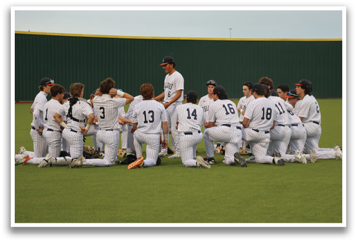 Baseball players from the Northwest Bulldogs team are lined up on the field, getting ready for the game. Contenido generado con IA