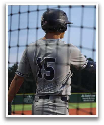 A baseball player in a grey uniform holding a bat. Contenido generado con IA