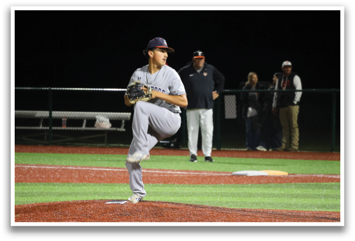 A baseball player in a grey uniform is pitching a ball on a field. Contenido generado con IA