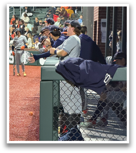 A baseball player is seen jumping in the air to catch a ball. Contenido generado con IA