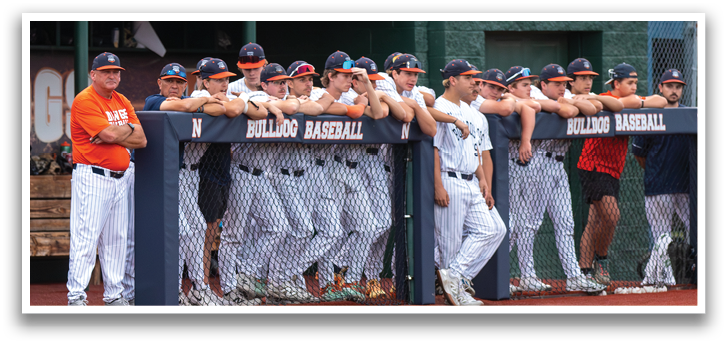 Baseball players in uniforms are lined up on the field, waiting for their turn to play. Contenido generado con IA