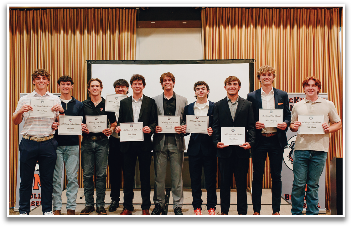 A group of young men wearing suits and ties stand on a stage, holding up their diplomas. Contenido generado con IA