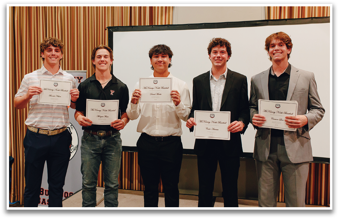 Five men are standing in front of a screen, holding up certificates. Contenido generado con IA