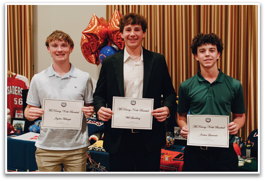Three young men are standing next to each other, holding up their awards. Contenido generado con IA