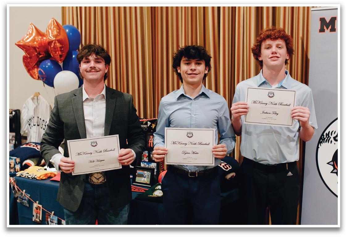 Three young men are holding certificates, posing for a picture. Contenido generado con IA