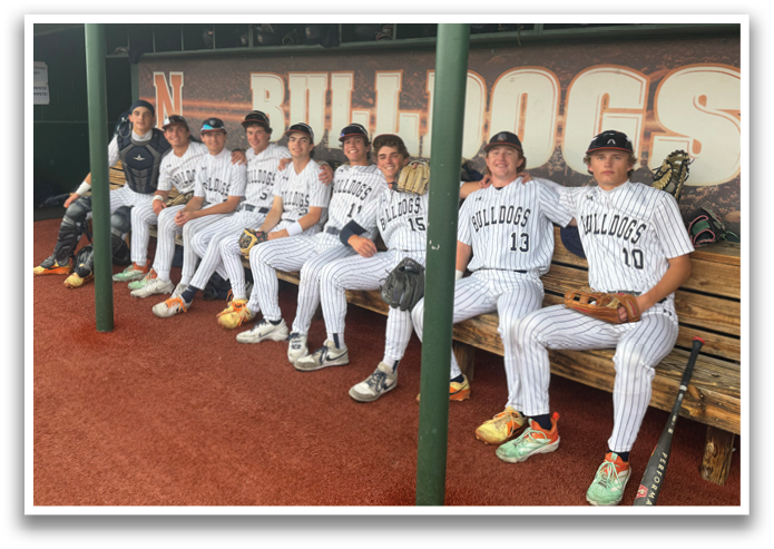 Baseball players sitting on a bench, wearing uniforms and holding baseball bats. Contenido generado con IA