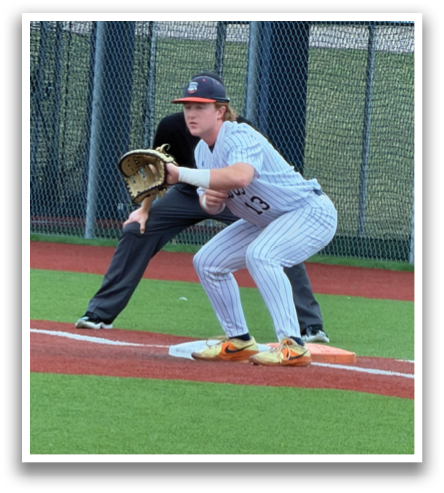 A baseball player is kneeling on the field, wearing a glove and waiting for the ball. Contenido generado con IA