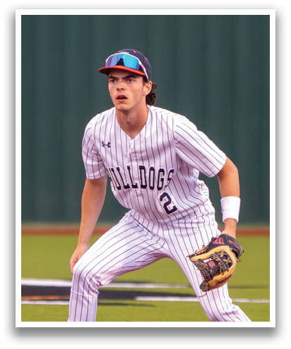 A baseball player wearing a blue hat and white uniform is running on the field. Contenido generado con IA