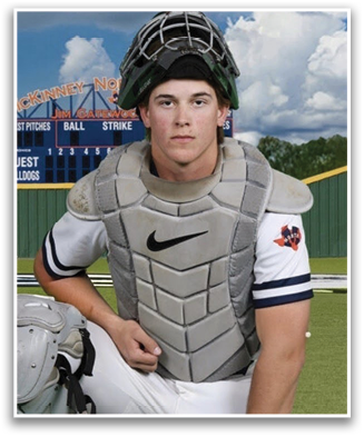 A baseball player wearing a catcher's mitt and a helmet, kneeling on the field. Contenido generado con IA